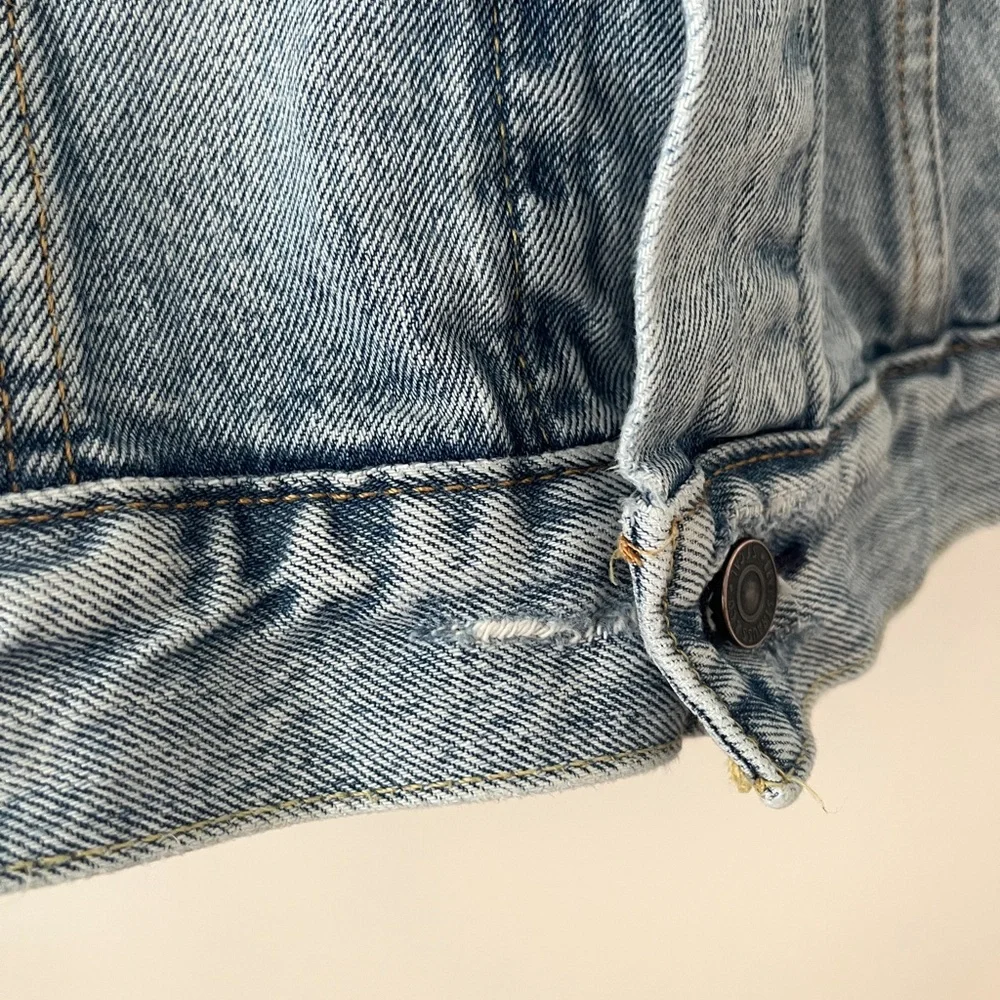 Levi’s Medium Jean Jacket Light Wash - Picture 5 of 5
